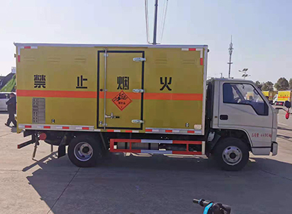 新华爆破器材运输车工人安全操作规范与智能技术保障